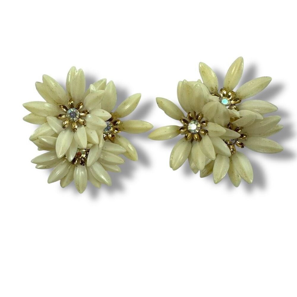 Vintage Coro Daisy Floral Clip On Earrings Preppy Coquette Girlie Dopamine